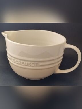 Le Creuset 2 Liter Batter Mixing Bowl Meringue Off-White Stoneware Disc HTF
